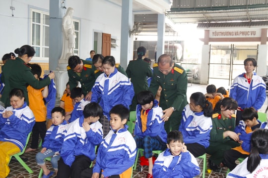 Tặng áo ấm và tổ chức 'Bữa cơm dinh dưỡng' tại Trung tâm Nuôi dưỡng trẻ em mồ côi và khuyết tật