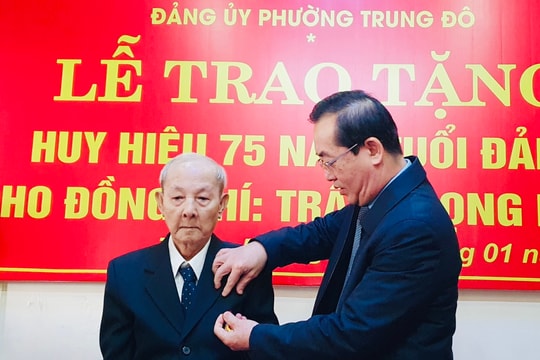 Trao Huy hiệu 75 năm tuổi Đảng cho đảng viên ở thành phố Vinh
