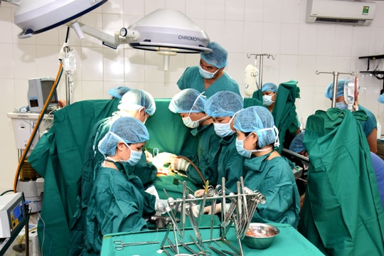 Bệnh viện ở Nghệ An ‘vá tim’ thành công cho bé gái người Lào 