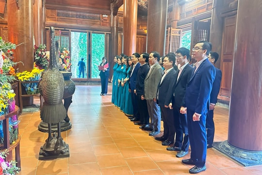 Ban Nội chính Tỉnh ủy dâng hoa, dâng hương tưởng niệm Chủ tịch Hồ Chí Minh