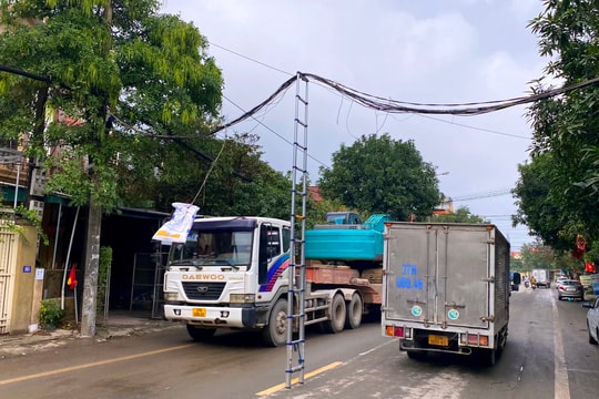 Khắc phục sự cố dây điện bị kéo xuống lòng đường gây tai nạn cho người dân tại TP.Vinh