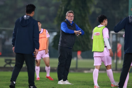 Tuyển Việt Nam nỗ lực tập luyện giữa 'bão chấn thương'