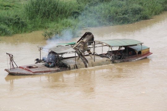 Hàng loạt vi phạm ở các doanh nghiệp khai thác cát tại Nghệ An