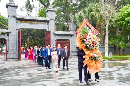 Đoàn đại biểu Quốc hội và Hội đồng nhân dân tỉnh dâng hoa, dâng hương tưởng niệm Chủ tịch Hồ Chí Minh