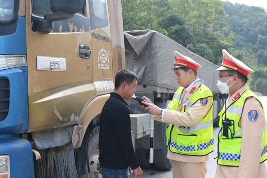 Tăng cường tuần tra, xử lý nghiêm vi phạm trên tuyến Quốc lộ 7