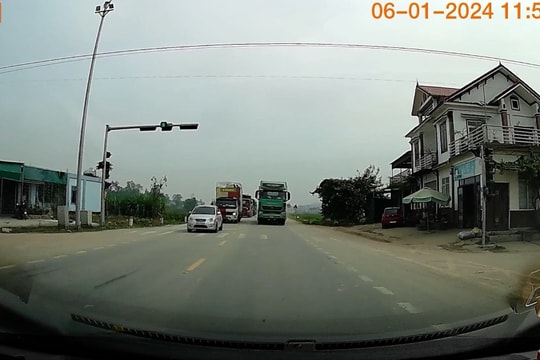 Xe HOWO vượt sai quy định trên đường N5, đối đầu các phương tiện khác