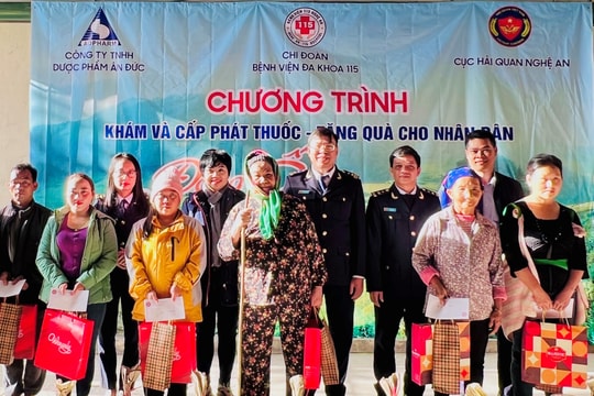 Trao quà và khám, cấp thuốc miễn phí trị giá 200 triệu đồng cho người dân ở huyện Kỳ Sơn