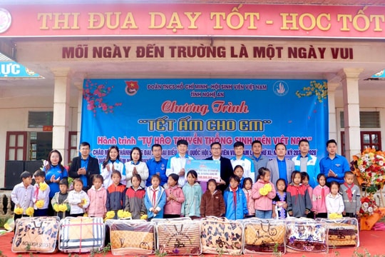 Sinh viên Nghệ An mang Tết ấm về với các em nhỏ huyện Kỳ Sơn
