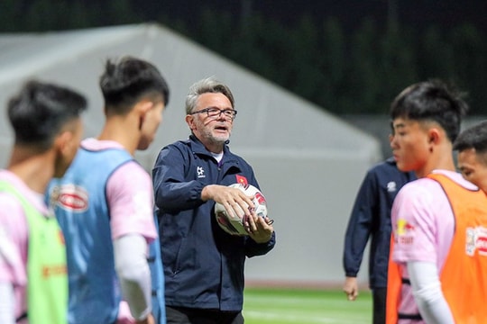 HLV Troussier đón tin vui từ Tuấn Anh; PSG bị tố 'mua' Quả Bóng Vàng 2021 cho Messi