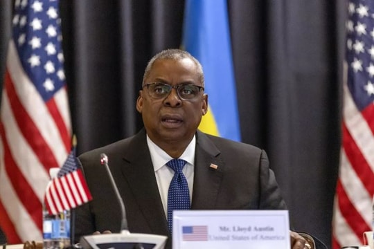 Nhà báo Mỹ bàng hoàng trước tin người đứng đầu Lầu Năm Góc nhập viện