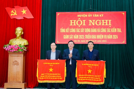 2 tập thể ở huyện Tân Kỳ được tặng Cờ thi đua hoàn thành xuất sắc nhiệm vụ