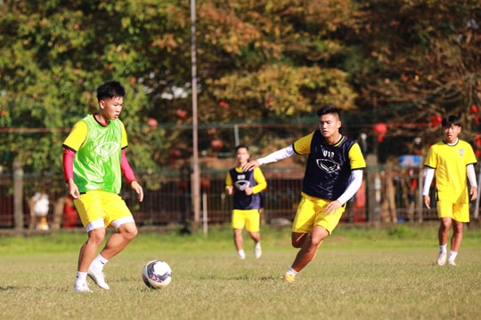 Huấn luyện viên Nguyễn Huy Hoàng đặt mục tiêu cho U19 Sông Lam Nghệ An