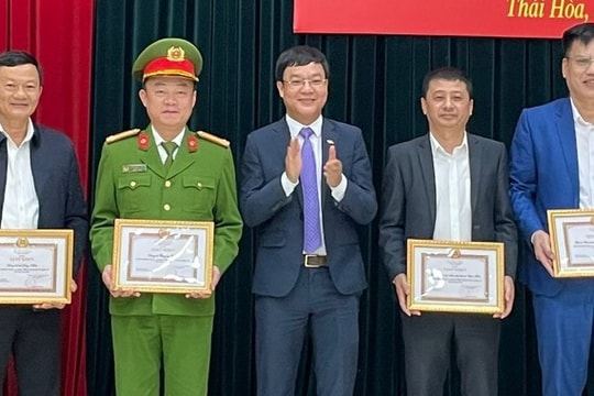 Thị xã Thái Hòa vượt chỉ tiêu kết nạp Đảng năm 2023