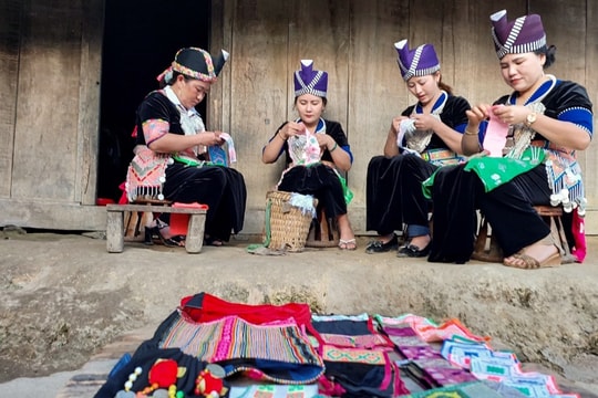 Làng thêu ren nơi 'cổng trời' tất bật với đơn hàng cuối năm