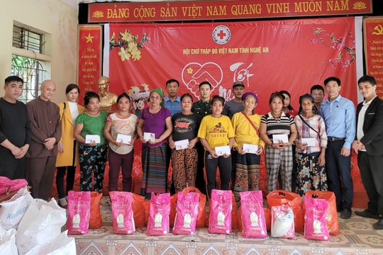 Trao 500 suất quà Tết cho người nghèo ở huyện Thanh Chương và Tương Dương