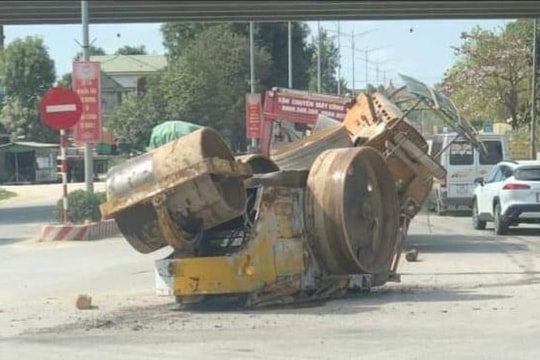 Xe tải chở theo 2 xe lu bị đổ trên Quốc lộ 46