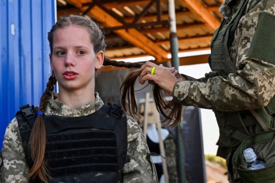 Bộ Quốc phòng Ukraine lần đầu mua 50.000 bộ quân phục nữ