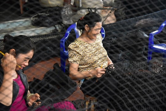 Tỉ mẩn nghề đan lưới lồng ở Nghi Long