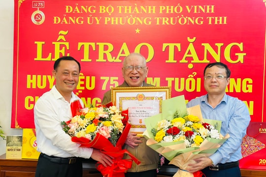 Bí thư Thành ủy Vinh trao Huy hiệu 75 năm tuổi Đảng