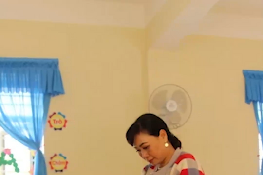 Cô giáo vùng cao Nghệ An tình nguyện ở lại trường buổi trưa cùng học trò