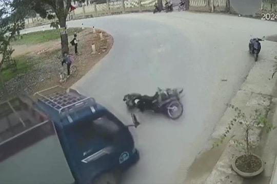 2 học sinh đi xe máy vào cua nhanh, lao thẳng vào đầu xe tải