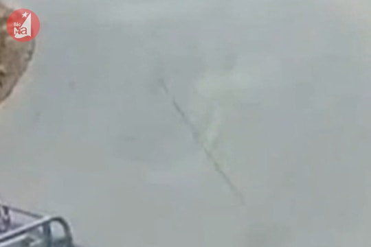 Ôm cua ẩu, 2 học sinh điều khiển xe máy đấu đầu xe tải