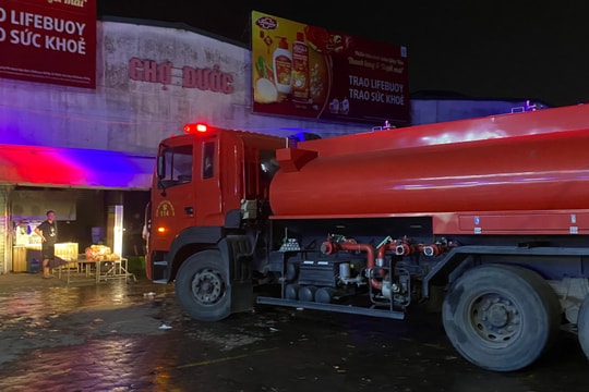 Kịp thời dập tắt đám cháy tại chợ Đước (TP. Vinh)