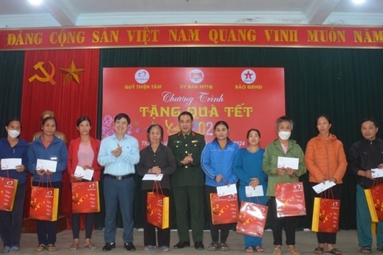 Báo Quân đội nhân dân trao quà Tết tại huyện Thanh Chương