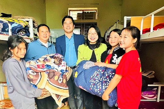 Ban Dân vận Tỉnh uỷ trao quà cho học sinh ở huyện Kỳ Sơn