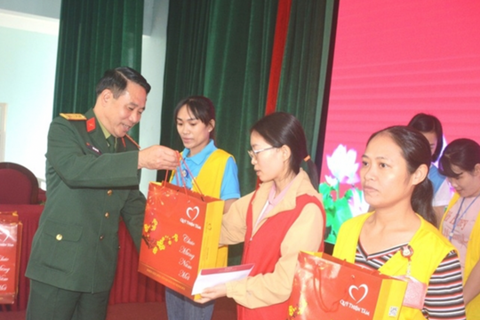 Báo Quân đội nhân dân trao quà Tết tặng công nhân nghèo tại huyện Yên Thành