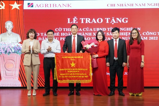 Ngân hàng Agribank Nam Nghệ An nhận Cờ thi đua của UBND tỉnh 