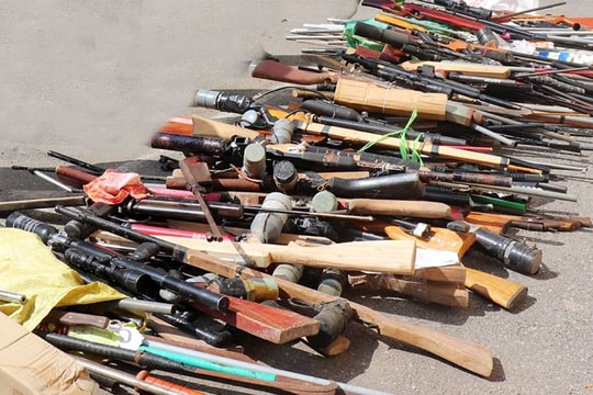 Vi phạm quy định về quản lý vũ khí, vật liệu nổ, công cụ hỗ trợ bị xử lý hình sự như thế nào?