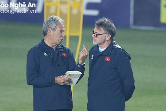 Huấn luyện viên Philippe Troussier sử dụng chiến thuật nào trong trận gặp tuyển Nhật Bản?