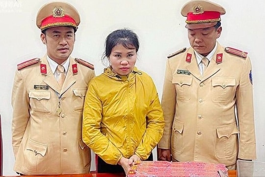 Trên đường tuần tra, bắt quả tang 2 đối tượng tàng trữ trái phép pháo