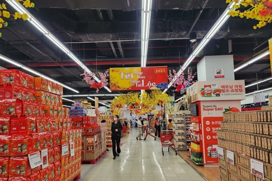 Thị trường quà Tết 2024: Người dân 'chưa vội' sắm, hướng tới phân khúc bình dân