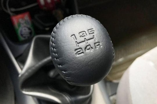 Dấu hiệu hộp số bị hư hỏng trên một chiếc SUV