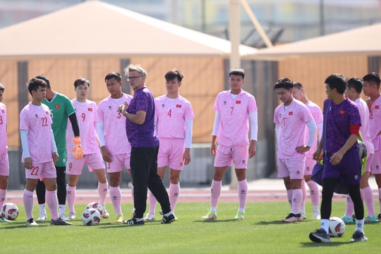 Tuyển Việt Nam 'luyện công' giữa trưa nắng gắt sau trận thua Nhật Bản