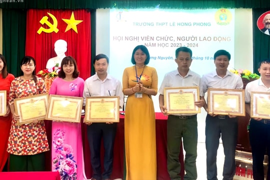 Nhiều trường học ở Nghệ An linh hoạt chi trả tiền thưởng bằng khen, giấy khen cho giáo viên