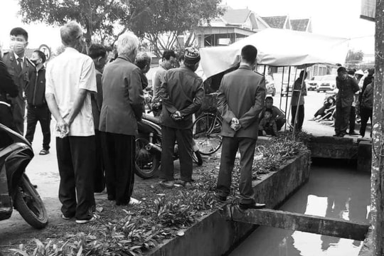 Phát hiện người đàn ông tử vong dưới mương nước