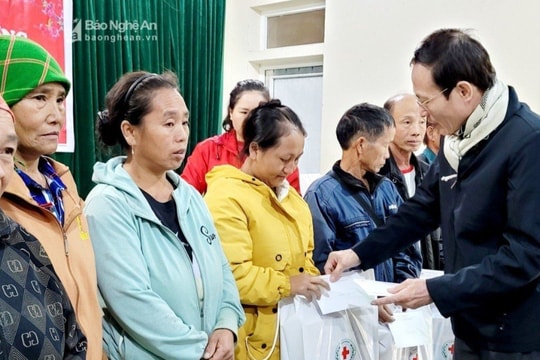 Đảng ủy Khối các cơ quan tỉnh thăm hỏi, tặng quà Tết tại huyện Kỳ Sơn