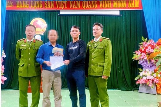 Trao trả số tiền hơn 278 triệu đồng cho người chuyển khoản nhầm