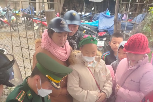 Cấp hơn 2.000 thẻ cho người dân ra vào chợ biên giới Nậm Cắn