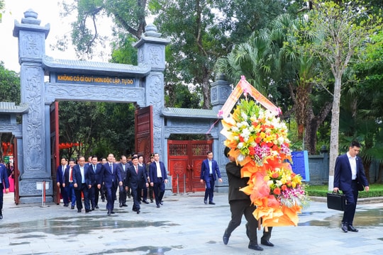 Chủ tịch nước Võ Văn Thưởng dâng hoa, dâng hương tưởng niệm Chủ tịch Hồ Chí Minh tại Khu Di tích Kim Liên