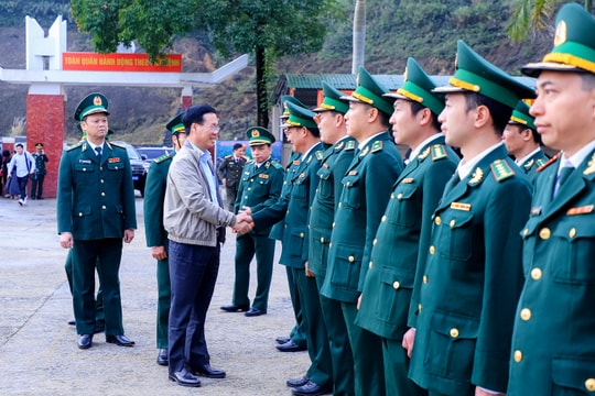 Chủ tịch nước Võ Văn Thưởng thăm, tặng quà, chúc Tết cán bộ, chiến sĩ Đồn Biên phòng Cửa khẩu Thanh Thủy, Nghệ An 