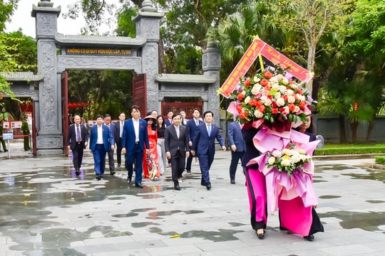 Đoàn đại biểu Hội đồng tỉnh Gyeonggi - Do (Hàn Quốc) tưởng niệm Chủ tịch Hồ Chí Minh tại Khu Di tích Kim Liên