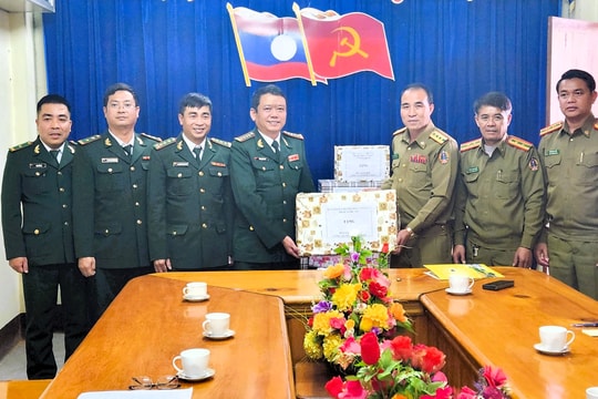 Bộ đội Biên phòng Nghệ An chúc mừng 75 năm thành lập Quân đội nhân dân Lào