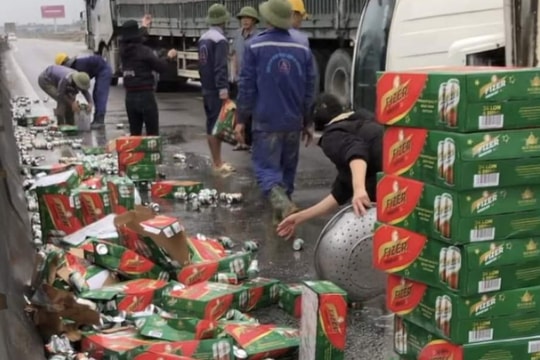 Người dân Nghệ An hỗ trợ tài xế thu gom hàng trăm thùng bia khi xe tải bị lật trên Quốc lộ 1A