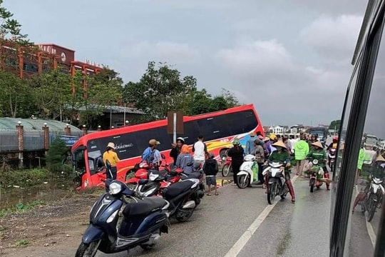 Qua đường bằng xe máy điện, 2 ông cháu tử vong tại chỗ