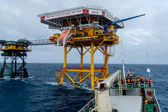 Vượt trùng khơi đem Tết đến nhà giàn DK1