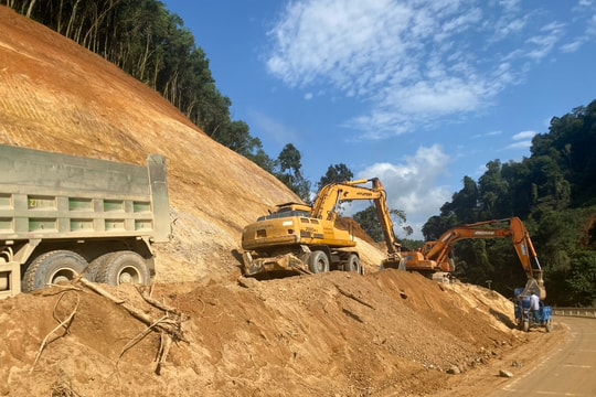 Bạt núi, hạ độ cao chống sạt lở dốc Kẻ Lè trên Quốc lộ 48 